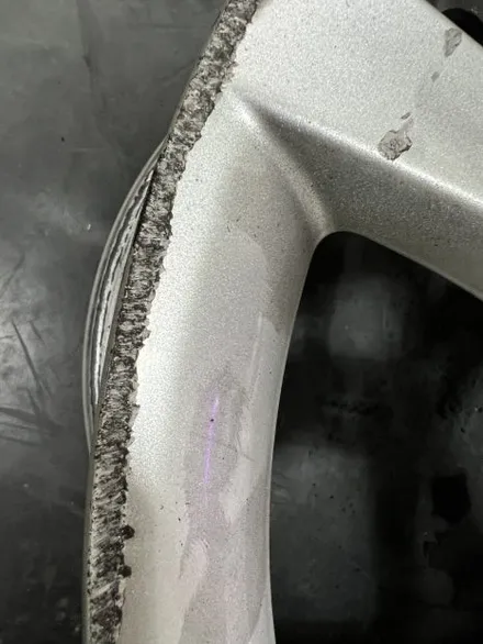 대구 휠복원 대구 휠도색 대구 자동차 휠수리 잘하는 곳 휠플레이 타이어 전문[BMW 2시리즈 액티브 투어러 순정 17인치 블랙펄유광 휠도색 작업입니다.] / 대구 서구 평리동