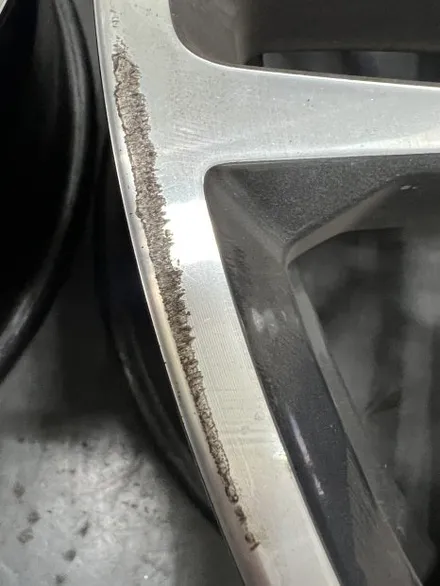 대구 휠복원 대구 휠도색 대구 자동차 휠수리 잘하는 곳 휠플레이 타이어 전문[BMW 5시리즈 순정 19인치 블랙펄유광 휠도색 작업입니다.] / 대구 서구 평리동