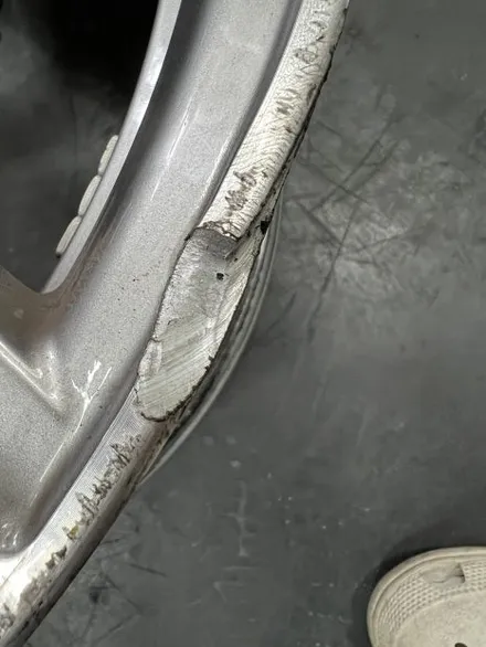 대구 휠복원 대구 휠도색 대구 자동차 휠수리 잘하는 곳 휠플레이 타이어 전문[BMW 4시리즈 순정 19인치 블랙펄유광 휠도색 작업입니다.] / 대구 서구 평리동