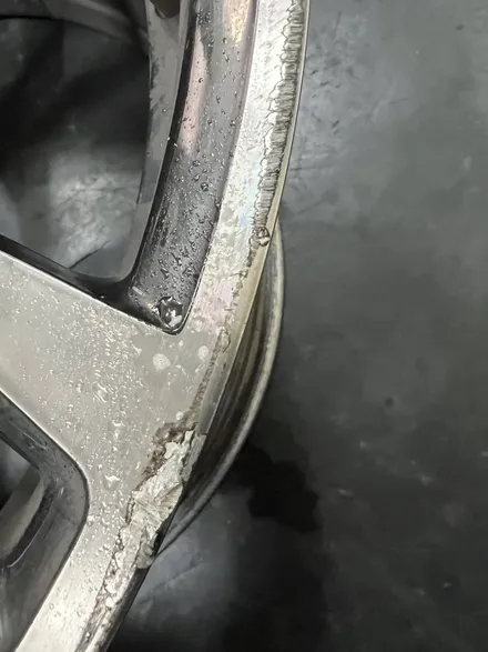 대구 휠복원 대구 휠도색 대구 휠수리 잘하는 곳 휠플레이 타이어 전문[BMW 420 순정 19인치 블랙유광 휠도색 작업입니다.] / 대구 서구 평리동