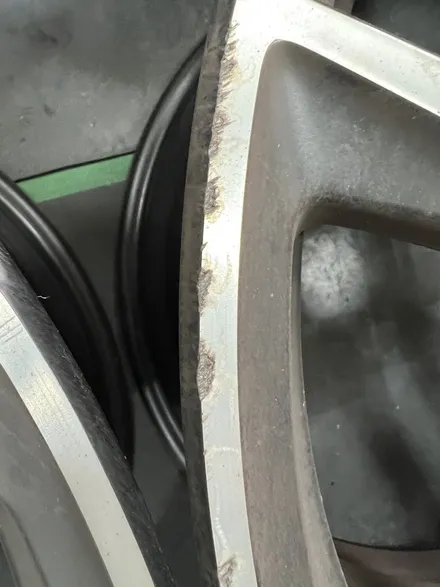 대구 휠복원 대구 휠도색 대구 휠수리 타이어 전문 휠플레이[벤츠 E63 AMG 순정 20인치 다이아몬드컷팅 휠복원 작업입니다.] / 대구 서구 평리동