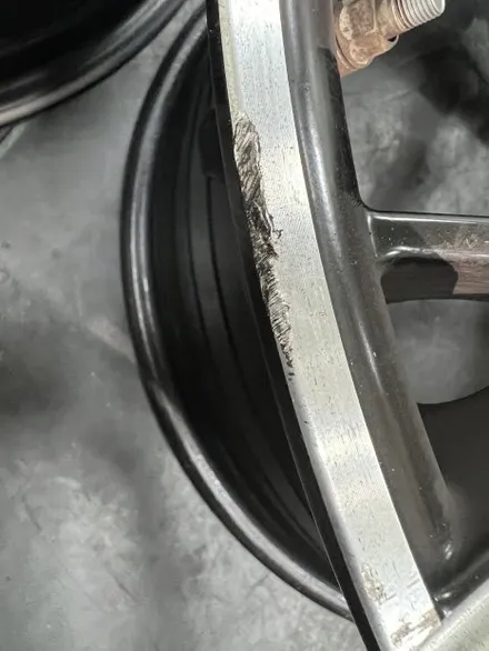 대구 휠복원 대구 휠도색 대구 휠수리 잘하는 곳 타이어 전문 휠플레이[BMW 5시리즈 순정 19인치 다이아몬드커팅 휠복원 작업입니다.] / 대구 서구 평리동