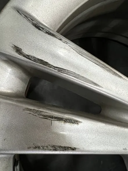대구 휠복원 대구 휠도색 대구 자동차 휠수리 잘하는 곳 휠플레이 타이어 전문[BMW 2시리즈 액티브 투어러 순정 17인치 블랙펄유광 휠도색 작업입니다.] / 대구 서구 평리동