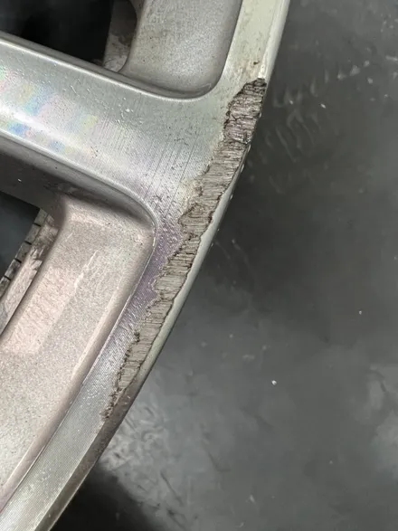대구 휠복원 대구 휠도색 대구 휠수리 타이어 전문 휠플레이[BMW 3시리즈 순정 18인치 다이아몬드컷팅 휠복원 작업입니다.] / 대구 서구 평리동