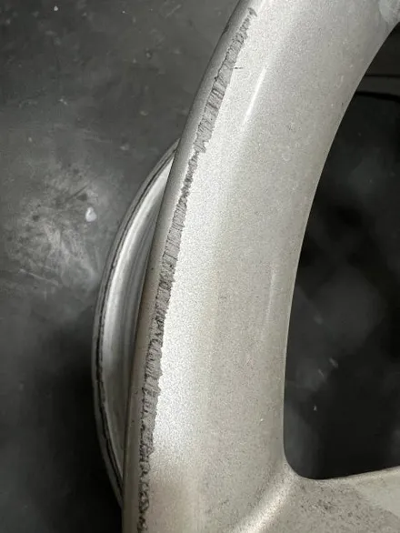 대구 휠복원 대구 휠도색 대구 자동차 휠수리 잘하는 곳 휠플레이 타이어 전문[BMW 2시리즈 액티브 투어러 순정 17인치 블랙펄유광 휠도색 작업입니다.] / 대구 서구 평리동