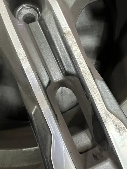 대구 휠복원 대구 휠도색 대구 휠수리 잘하는곳 휠플레이[BMW 1시리즈 순정 19인치 블랙펄유광 휠도색 작업입니다.] / 대구 서구 평리동