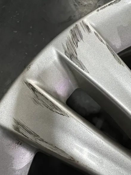 대구 휠복원 대구 휠도색 대구 자동차 휠수리 잘하는 곳 휠플레이 타이어 전문[BMW 2시리즈 액티브 투어러 순정 17인치 블랙펄유광 휠도색 작업입니다.] / 대구 서구 평리동