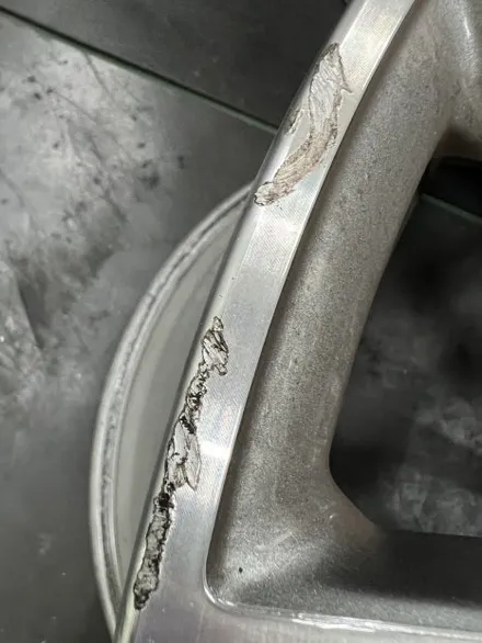 대구 휠복원 대구 휠도색 대구 자동차 휠수리 잘하는 곳 휠플레이 타이어 전문[벤츠 AMG GT43 순정 20인치 블랙펄유광 휠도색 작업입니다.] / 대구 서구 평리동