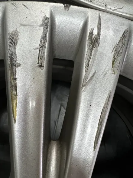 대구 휠복원 대구 휠도색 대구 자동차 휠수리 잘하는 곳 휠플레이 타이어 전문[BMW 2시리즈 액티브 투어러 순정 17인치 블랙펄유광 휠도색 작업입니다.] / 대구 서구 평리동