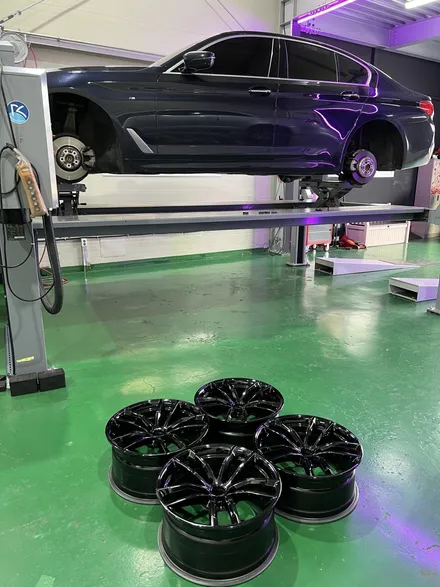 대구 휠복원 대구 휠도색 대구 휠수리 타이어 전문 휠플레이[BMW 5시리즈 순정 18인치 블랙고스트크롬 휠도색 작업입니다.] / 대구 서구 평리동