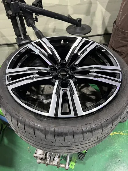 대구 휠복원 대구 휠도색 대구 자동차 휠수리 잘하는 곳 휠플레이 타이어 전문[BMW i7 순정 21인치 다이아몬드커팅 휠복원 작업입니다.] / 대구 서구 평리동