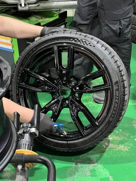 대구 휠복원 대구 휠도색 대구 자동차 휠수리 잘하는 곳 휠플레이 타이어 전문[BMW 440 순정 19인치 블랙펄유광 휠도색 작업입니다.] / 대구 서구 평리동