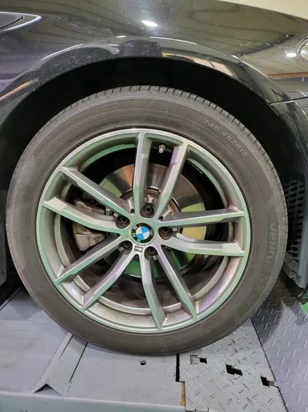 대구 휠복원 대구 휠수리 대구 휠도색 타이어 전문샵 휠플레이 [BMW 520d 순정 18인치 블랙 유광 휠도색 작업입니다.] / 대구 서구 평리동