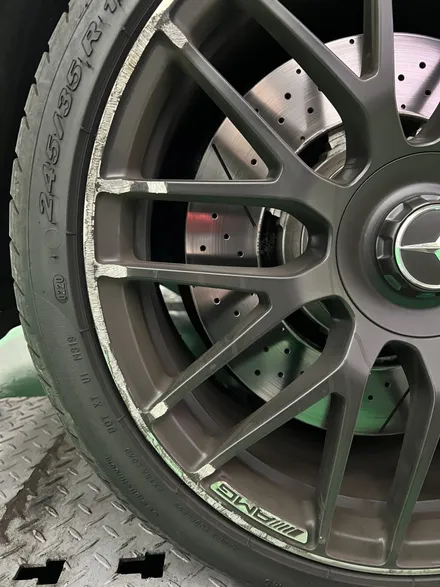 대구 휠복원 대구 휠도색 대구 휠수리 타이어 전문 휠플레이[벤츠 C63 AMG 순정 19인치 블랙반무광 휠도색 작업입니다.] / 대구 서구 평리동