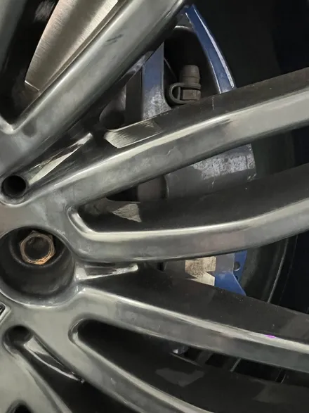대구 휠복원 대구 휠도색 대구 휠수리 잘하는곳 타이어 전문 휠플레이[BMW 5시리즈 순정 19인치 블랙유광 휠도색 작업입니다.] / 대구 서구 평리동