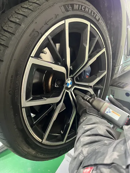 대구 휠복원 대구 휠도색 대구 자동차 휠수리 잘하는 곳 휠플레이 타이어 전문[BMW 5시리즈 순정 19인치 블랙펄유광 휠도색 작업입니다.] / 대구 서구 평리동