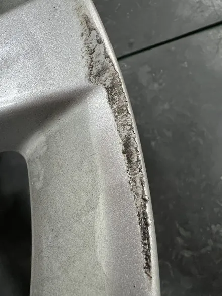 대구 휠복원 대구 휠도색 대구 자동차 휠수리 잘하는 곳 휠플레이 타이어 전문[BMW 2시리즈 액티브 투어러 순정 17인치 블랙펄유광 휠도색 작업입니다.] / 대구 서구 평리동