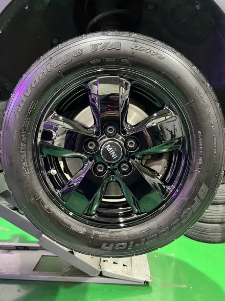 대구 휠복원 대구 휠도색 대구 휠수리 잘하는 곳 휠플레이 타이어 전문[BMW 미니 순정 15인치 블랙유광 휠도색 작업입니다.] / 대구 서구 평리동