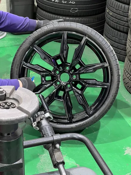 대구 휠복원 대구 휠도색 대구 자동차 휠수리 잘하는 곳 휠플레이 타이어 전문[BMW 850 순정 20인치 블랙펄유광 휠도색 작업입니다.] / 대구 서구 평리동