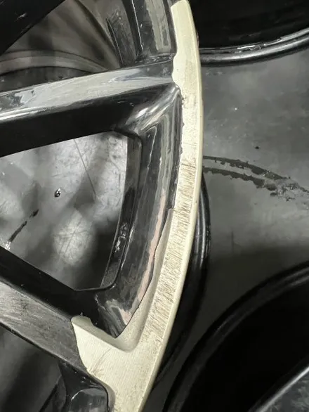 대구 휠복원 대구 휠도색 대구 자동차 휠수리 잘하는 곳 휠플레이 타이어 전문[벤츠 GT43 순정 20인치 블랙유광 휠도색 작업입니다.] / 대구 서구 평리동