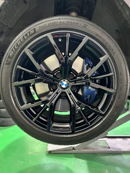 대구 휠복원 대구 휠도색 대구 자동차 휠수리 잘하는 곳 휠플레이 타이어 전문[BMW 5시리즈 순정 19인치 블랙펄유광 휠도색 작업입니다.] / 대구 서구 평리동