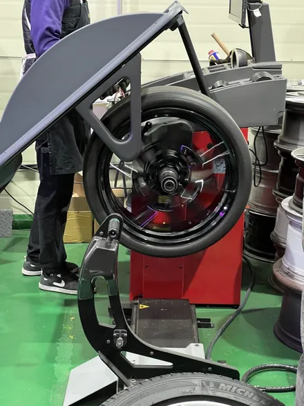 대구 휠복원 대구 휠도색 대구 자동차 휠수리 잘하는 곳 휠플레이 타이어 전문[BMW 850 순정 20인치 블랙펄유광 휠도색 작업입니다.] / 대구 서구 평리동