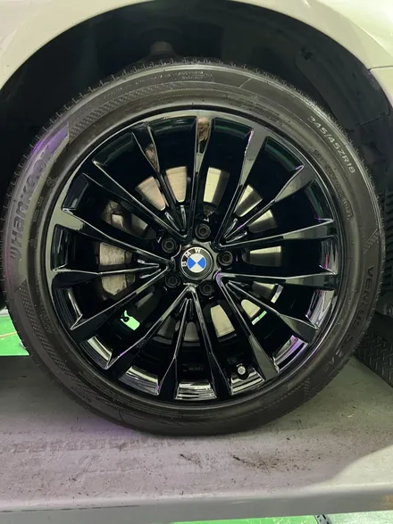 대구 휠복원 대구 휠도색 대구 자동차 휠수리 잘하는 곳 휠플레이 타이어 전문[BMW 5시리즈 순정 18인치 블랙유광 휠도색 작업입니다.] / 대구 서구 평리동