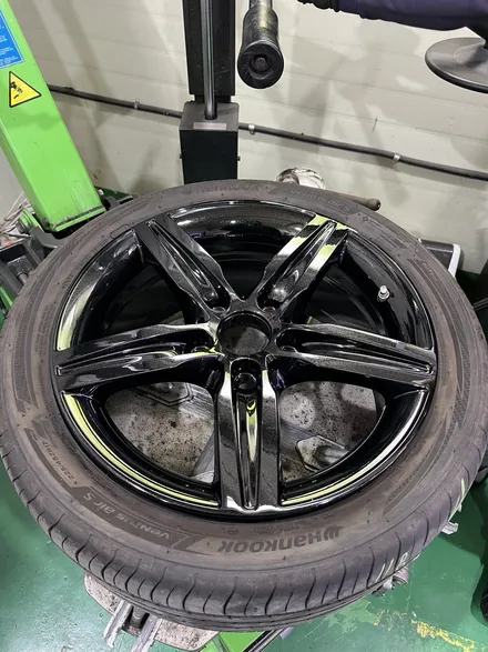 대구 휠복원 대구 휠도색 대구 자동차 휠수리 잘하는 곳 휠플레이 타이어 전문[BMW 1시리즈 순정 17인치 블랙펄유광 휠도색 작업입니다.] / 대구 서구 평리동