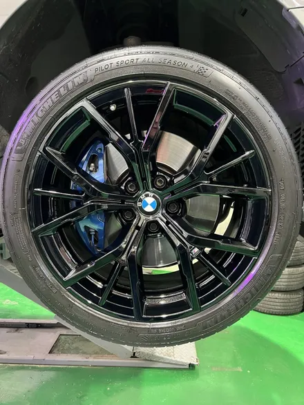 대구 휠복원 대구 휠도색 대구 자동차 휠수리 잘하는 곳 휠플레이 타이어 전문[BMW 5시리즈 순정 19인치 블랙펄유광 휠도색 작업입니다.] / 대구 서구 평리동