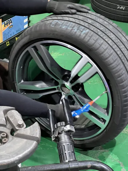 대구 휠복원 대구 휠도색 대구 자동차 휠수리 잘하는 곳 휠플레이 타이어 전문[BMW 7시리즈 순정 20인치 다이아몬드 커팅 휠복원 작업입니다.] / 대구 서구 평리동