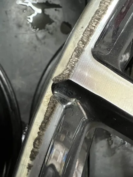 대구 휠복원 대구 휠도색 대구 자동차 휠수리 잘하는 곳 휠플레이 타이어 전문[BMW 320 투어링 순정 19인치 다이아몬드커팅 휠복원 작업입니다.] / 대구 서구 평리동