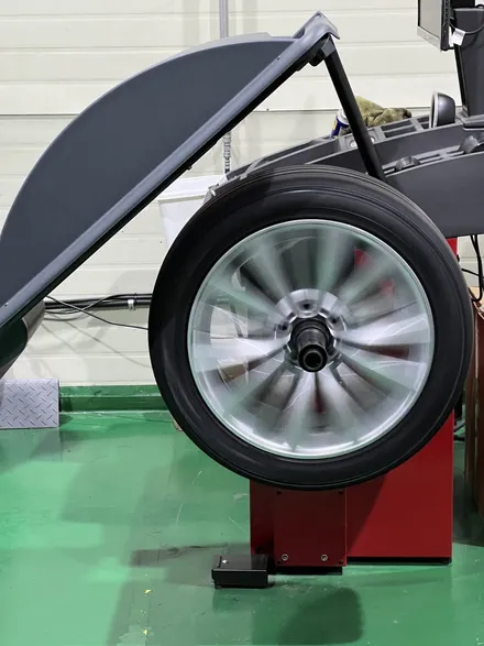 대구 휠복원 대구 휠도색 대구 휠수리 타이어 전문 휠플레이[BMW GT5 순정 19인치 실버 휠도색 작업입니다.] / 대구 서구 평리동