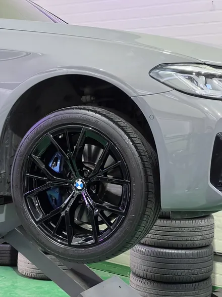 대구 휠복원 대구 휠도색 대구 자동차 휠수리 잘하는 곳 휠플레이 타이어 전문[BMW 5시리즈 순정 19인치 블랙펄유광 휠도색 작업입니다.] / 대구 서구 평리동