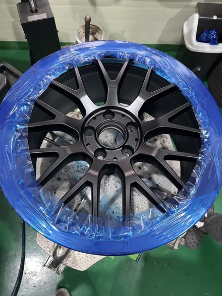 대구 휠복원 대구 휠도색 대구 휠수리 타이어 전문 휠플레이[벤츠 C63 AMG 순정 19인치 블랙반무광 휠도색 작업입니다.] / 대구 서구 평리동
