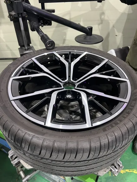대구 휠복원 대구 휠도색 대구 자동차 휠수리 잘하는 곳 휠플레이 타이어 전문[BMW G30 5시리즈 순정 19인치 다이아몬드커팅 휠커스텀 작업입니다.] / 대구 서구 평리동