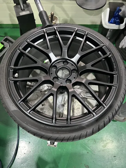 대구 휠복원 대구 휠도색 대구 휠수리 타이어 전문 휠플레이[벤츠 C63 AMG 순정 19인치 블랙반무광 휠도색 작업입니다.] / 대구 서구 평리동