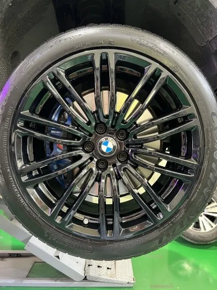대구 휠복원 대구 휠도색 대구 휠수리 잘하는곳 타이어 전문 휠플레이[BMW 5시리즈 순정 19인치 블랙유광 휠도색 작업입니다.] / 대구 서구 평리동