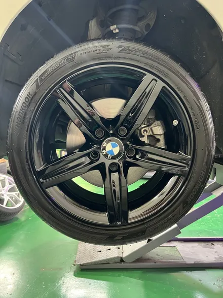 대구 휠복원 대구 휠도색 대구 자동차 휠수리 잘하는 곳 휠플레이 타이어 전문[BMW 1시리즈 순정 17인치 블랙펄유광 휠도색 작업입니다.] / 대구 서구 평리동