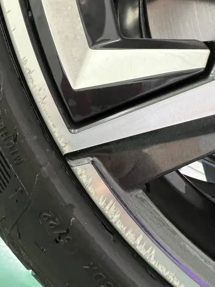 대구 휠복원 대구 휠도색 대구 자동차 휠수리 잘하는 곳 휠플레이 타이어 전문[BMW i4 순정 20인치 다이아몬드커팅 휠복원 작업입니다.] / 대구 서구 평리동