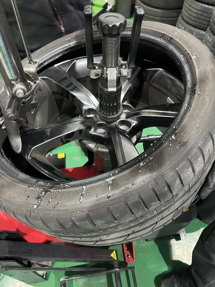 대구 휠복원 대구 휠도색 대구 자동차 휠수리 잘하는 곳 휠플레이 타이어 전문[제네시스 G70 순정 19인치 블랙유광 휠도색 작업입니다.] / 대구 서구 평리동
