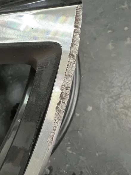 대구 휠복원 대구 휠도색 대구 자동차 휠수리 잘하는 곳 휠플레이 타이어 전문[BMW i7 순정 21인치 다이아몬드커팅 휠복원 작업입니다.] / 대구 서구 평리동