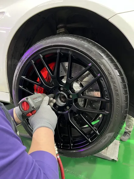 대구 휠복원 대구 휠도색 대구 휠수리 타이어 전문 휠플레이[벤츠 C63 AMG 순정 19인치 블랙반무광 휠도색 작업입니다.] / 대구 서구 평리동