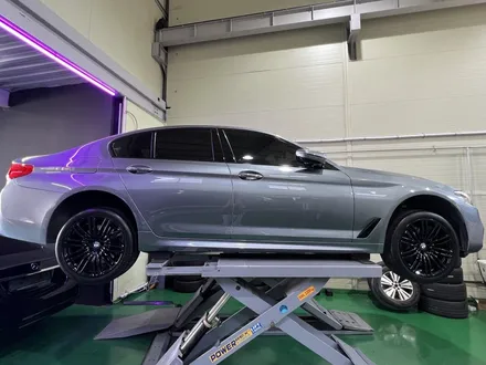 대구 휠복원 대구 휠도색 대구 휠수리 잘하는곳 타이어 전문 휠플레이[BMW 5시리즈 순정 19인치 블랙유광 휠도색 작업입니다.] / 대구 서구 평리동