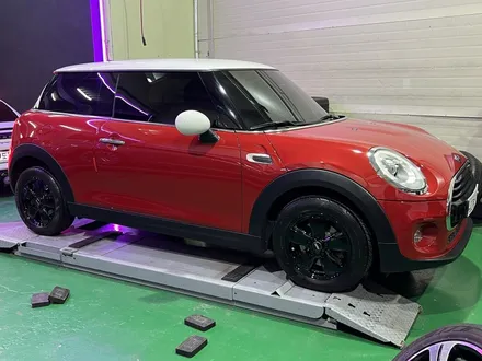 대구 휠복원 대구 휠도색 대구 휠수리 잘하는 곳 휠플레이 타이어 전문[BMW 미니 순정 15인치 블랙유광 휠도색 작업입니다.] / 대구 서구 평리동