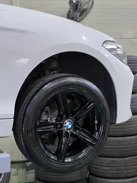 대구 휠복원 대구 휠도색 대구 자동차 휠수리 잘하는 곳 휠플레이 타이어 전문[BMW 1시리즈 순정 17인치 블랙펄유광 휠도색 작업입니다.] / 대구 서구 평리동