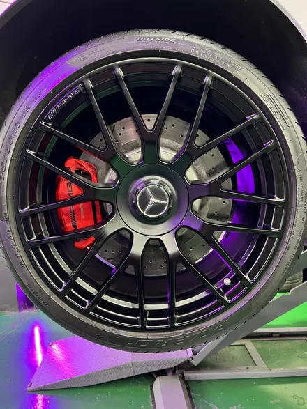 대구 휠복원 대구 휠도색 대구 휠수리 타이어 전문 휠플레이[벤츠 C63 AMG 순정 19인치 블랙반무광 휠도색 작업입니다.] / 대구 서구 평리동