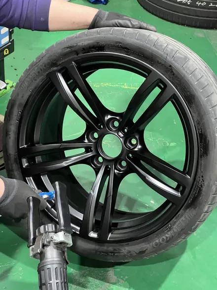 대구 휠복원 대구 휠도색 대구 자동차 휠수리 잘하는 곳 휠플레이 타이어 전문[BMW 4시리즈 순정 19인치 블랙반무광 매트블랙 휠도색 작업입니다.] / 대구 서구 평리동