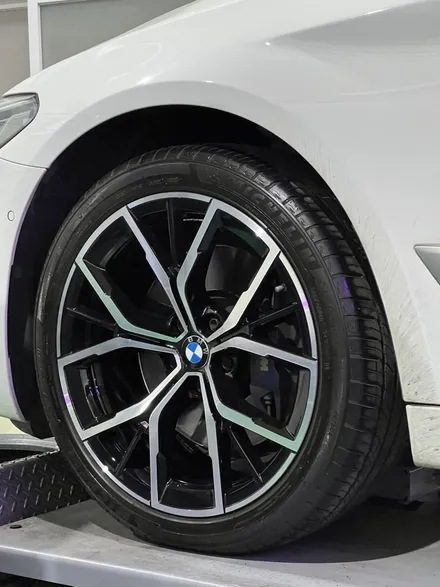 대구 휠복원 대구 휠도색 대구 자동차 휠수리 잘하는 곳 휠플레이 타이어 전문[BMW G30 5시리즈 순정 19인치 다이아몬드커팅 휠커스텀 작업입니다.] / 대구 서구 평리동
