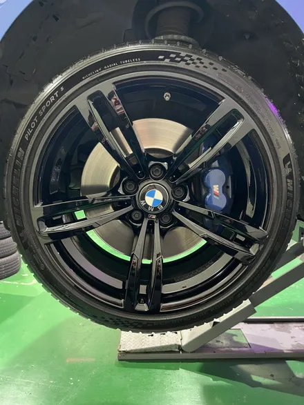 대구 휠복원 대구 휠도색 대구 휠수리 잘하는 곳 휠플레이 타이어 전문[BMW 420 순정 19인치 블랙유광 휠도색 작업입니다.] / 대구 서구 평리동