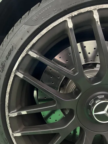 대구 휠복원 대구 휠도색 대구 휠수리 타이어 전문 휠플레이[벤츠 C63 AMG 순정 19인치 블랙반무광 휠도색 작업입니다.] / 대구 서구 평리동